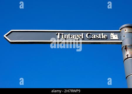 Ein Wegweiser, der Besucher zum historischen Tintagel Castle in Cornwall, Großbritannien, führt. Stockfoto