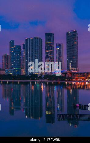 Wolkenkratzer von Miami am Abend Stockfoto