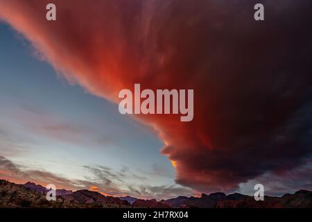 Las Vegas, Arizona, USA. 7th März 2007. In der Wüste von Arizona in der Nähe eines einsamen Highways rasten Gewitterwolken durch den Himmel (Bild: © Walter G Arce SR Grindstone Medi/ASP via ZUMA Press Wire) Stockfoto