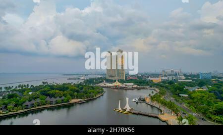 Luftaufnahme von Ancol Beach, North Jakarta. JAKARTA - Indonesien. 25. November 2021 Stockfoto