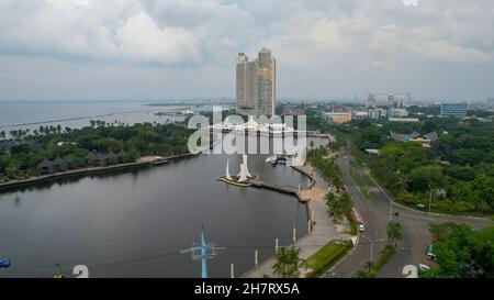 Luftaufnahme von Ancol Beach, North Jakarta. JAKARTA - Indonesien. 25. November 2021 Stockfoto