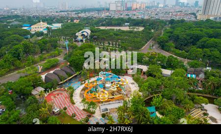 Luftaufnahme von Ancol Beach, North Jakarta. JAKARTA - Indonesien. 25. November 2021 Stockfoto