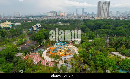 Luftaufnahme von Ancol Beach, North Jakarta. JAKARTA - Indonesien. 25. November 2021 Stockfoto