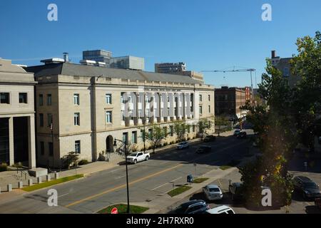 FARGO, NORTH DAKOTA - 4 Okt 2021: Das Quentin N. Burdick U.S. Courthouse, an der Ecke First Avenue und Roberts Street. Stockfoto