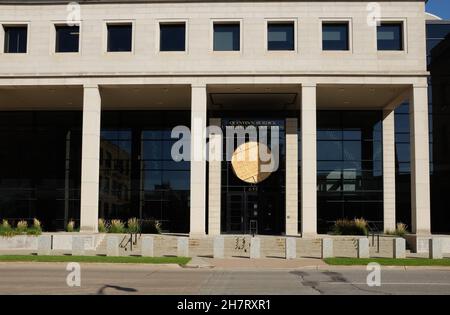 FARGO, NORTH DAKOTA - 4 Okt 2021: Das Quentin N. Burdick U.S. Courthouse, an der Ecke First Avenue und Roberts Street. Stockfoto