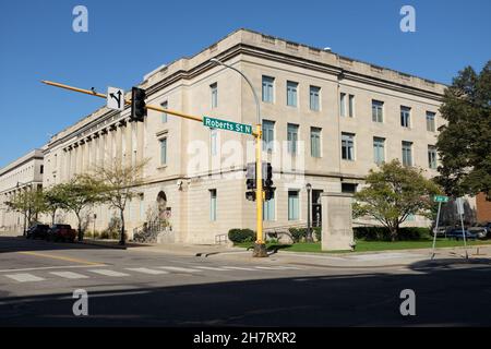 FARGO, NORTH DAKOTA - 4 Okt 2021: Das Quentin N. Burdick U.S. Courthouse, an der Ecke First Avenue und Roberts Street. Stockfoto