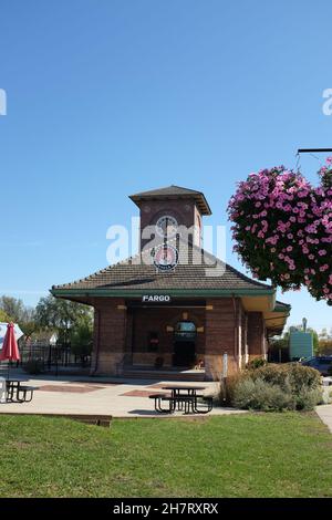 FARGO, NORTH DAKOTA - 4 Okt 2021: The Great Northern Bicycle Company, Downtown im historischen Great Northern Train Depot Gebäude. Stockfoto