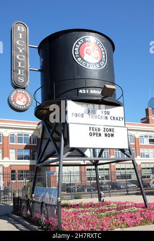 FARGO, NORTH DAKOTA - 4 Okt 2021: Schild und Wasserturm bei der Great Northern Bicycle Company, Downtown im historischen Great Northern Train Depot Stockfoto