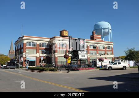 FARGO, NORTH DAKOTA - 4 Okt 2021: Das Ford Building, am Broadway neben den Great Northern Railroad Tracks, hatte einen Ansporn, der nach innen ging, so dass Autos sein konnten Stockfoto