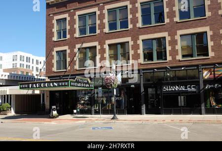 FARGO, NORTH DAKOTA - 4 Okt 2021: Geschäfte und Restaurants am Broadway in Downtown Fargo. Stockfoto