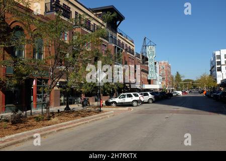 NORTH DAKOTA - 4 Okt 2021: Blick auf den Broadway in der historischen Innenstadt von Fargo. Stockfoto