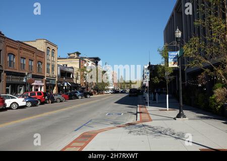 FARGO, NORTH DAKOTA - 4 Okt 2021: Blick auf den Broadway in der historischen Innenstadt von Fargo. Stockfoto