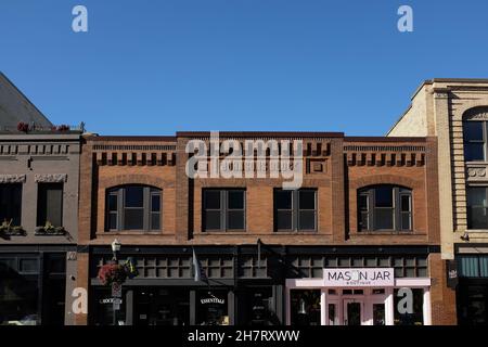 FARGO, NORTH DAKOTA - 4 Okt 2021: Johnsons Block, am Broadway in der Innenstadt von Fargo, wurde für einen Fahrradladen entworfen, mit Wohnungen im zweiten Stock. Stockfoto