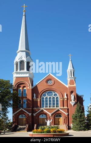 FARGO, NORTH DAKOTA - 4 Okt 2021: St. Marys Cathedral im romanischen Stil. Die Ziegelstruktur folgt einem modifizierten Basilica-Plan mit einem AP Stockfoto