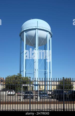 FARGO, NORTH DAKOTA - 4 Okt 2021: Wasserturm in der Innenstadt von Fargo, angrenzend an das Ford Building. Stockfoto