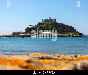 Der atemberaubende St. Michaels Mount, der vom Strand in Marazion in Cornwall, Großbritannien, aus gesehen wird. Stockfoto