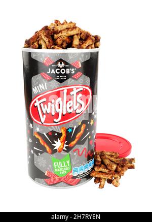 Stockport, Großbritannien, 10th. Januar 2022, Jacobs Mini Twiglets herzhafte Snacks in einer 200g voll recycelbaren Sharing Drum Stockfoto