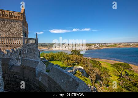 Cornwall, Großbritannien - 1st 2021. Juni: Die atemberaubende Aussicht von den Burgmauern des St. Michaels Mount in Cornwall, Großbritannien. Die Stadt Marazion ist zu sehen Stockfoto