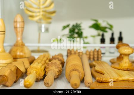 Nahaufnahme von Massagewerkzeugen aus Holz auf einem weißen Tisch Stockfoto