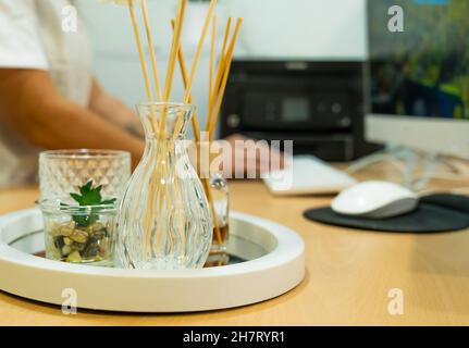 Nahaufnahme von natürlichen Lufterfrischer auf einem Tisch im Büro Stockfoto