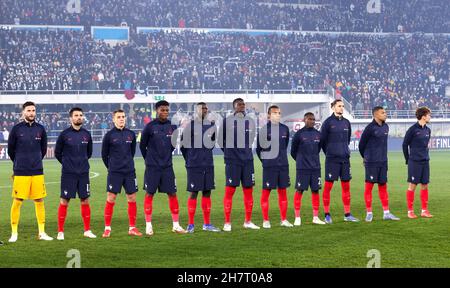 Finnland 0-2 Frankreich bei der Qatar World Cup European Qualifying Group D 2022 im Olympiastadion in Helsinki, Finnland, am 16. November 2021. Finnland – Frankreich. Frankreich während der Hymne, von links: Hugo Lloris, L姉 Dubois, Lucas Digne, Aur四ien Tchouameni, Dayot Upamecano, Kurt Zouma, Jules Kounde, Moussa Diaby, Adrien Rabiot, Kylien Mbappe Und Antoine Griezmann. Stockfoto