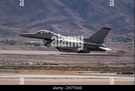 Ein F-16 Falcon-Kampfflugzeug, das dem Waffenteam 16th der U.S. Air Force Weapons School zugewiesen wurde, hebt am 18. November 2021 zu einer Weapons School Integration (WSINT)-Mission auf dem Luftwaffenstützpunkt Nellis, Nevada, ab. WSINT bietet Mitarbeitern weitere Einwirkung in eine gemeinsame Umgebung, um die Bereitschaft zu gewährleisten und die Letalität zu erhöhen. (USA Luftwaffe Foto von William Lewis) Stockfoto