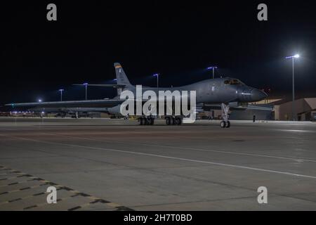 A B-1B Lancer nimmt ein Taxi zur Fluglinie am Luftwaffenstützpunkt Ellsworth, S. D., 22. November 2021. Der B-1B ist ein Langstreckenbomber mit mehreren Rollen, der die größte Nutzlast an präzisionsgeführter und nicht geführter Munitionswaffe im Bestand der Luftwaffe trägt. (USA Luftwaffe Foto von Senior Airman Quentin Marx) Stockfoto