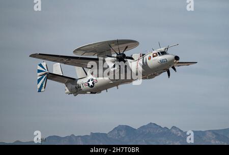 Ein Flugzeug der US Navy E-2C Hawkeye, das dem Naval Aviation Warfighting Development Center (NAWDC) auf der Naval Air Station Fallon, Nevada, zugewiesen wurde, hebt während der Weapons School Integration (WSINT) auf dem Nellis Air Force Base, Nevada, am 18. November 2021 ab. Die E-2 ist das wetterabhängige, trägergestützte taktische Kampfmanagement der Marine, das Frühwarn-, Befehls- und Kontrollflugzeug in der Luft ist. (USA Luftwaffe Foto von William Lewis) Stockfoto