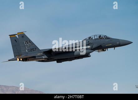 Ein F-15E Strike Eagle-Kampfflugzeug, das dem Waffenteam 17th der U.S. Air Force Weapons School zugewiesen wurde, hebt am 18. November 2021 zu einer Integrationsmission der Weapons School auf dem Luftwaffenstützpunkt Nellis, Nevada, ab. Der F-15E Strike Eagle ist ein Kämpfer mit zwei Rollen, der für die Durchführung von Luft-zu-Luft- und Luft-zu-Boden-Missionen entwickelt wurde. (USA Luftwaffe Foto von William Lewis) Stockfoto