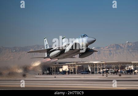 Ein F-15C Eagle-Kampfflugzeug, das 422nd Test and Evaluation Squadron (TES) auf der Nellis Air Force Base, Nevada, zugewiesen wurde, nimmt am 22. November 2021 an einer Weapons School Integration Mission auf der Nellis Air Force Base, Nevada, in den Start. Der F-15C Eagle ist ein wetterarmer, extrem wendiger, taktischer Kämpfer, der es der Luftwaffe ermöglicht, die Luftherrschaft über das Schlachtfeld zu erlangen und zu erhalten. (USA Luftwaffe Foto von William Lewis) Stockfoto