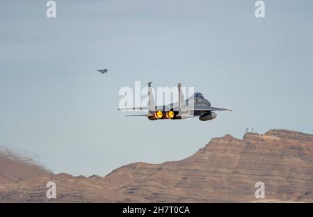 Ein Paar F-15C Eagle-Kampfflugzeuge, das 422nd Test- und Evaluierungs-Geschwader (TES), Nellis Air Force Base, Nevada, zugewiesen wurde, starten für eine Weapons School Integration Mission auf der Nellis Air Force Base, Nevada, 18. November 2021. Die US Air Force Weapons School unterrichtet Lehrgänge auf Graduiertenniveau, die Offiziere und beauftragte Spezialisten der Kampf- und Mobilitäts-Luftstreitkräfte weiterbilden, um Waffen und Taktiken einzusetzen. (USA Luftwaffe Foto von William Lewis) Stockfoto