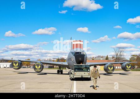 SELFRIDGE AIR NATIONAL GUARD BASE, Michigan; US Air Force Technical Sgt. David Thomas, Crewchef des 191st Aircraft Maintenance Squadron auf der Selfridge Air National Guard Base (SANGB), führt am 19. November 2021 einen KC-135 Stratotanker zur Routinewartung in den Hangar. Die Crew-Chefs dienen als erste-Line-Fehlerbehebungskräfte bei Wartungsproblemen in Militärflugzeugen. (USA Foto der Air National Guard von Meister Sgt. David Kujawa) Stockfoto