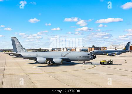 SELFRIDGE AIR NATIONAL GUARD BASE, Michigan; US Air Force Technical Sgt. David Thomas, Crewchef des 191st Aircraft Maintenance Squadron auf der Selfridge Air National Guard Base (SANGB), führt am 19. November 2021 einen KC-135 Stratotanker zur Routinewartung in den Hangar. Die Crew-Chefs dienen als erste-Line-Fehlerbehebungskräfte bei Wartungsproblemen in Militärflugzeugen. (USA Foto der Air National Guard von Meister Sgt. David Kujawa) Crew Chefs dienen als erste-Line-Problemlöser Stockfoto