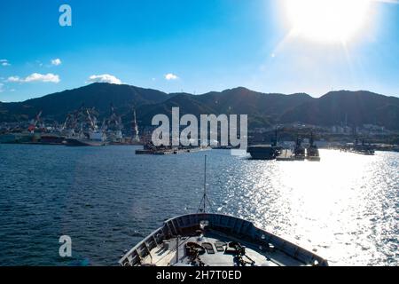 KURE, Japan (Nov 23, 2021) - das U-Boot-Tender USS Frank Cable (AS 40) der Emory S. Land-Klasse kommt am japanischen Marinestützpunkt Kure, Japan, am 23. November an. Frank Cable ist auf Patrouille und führt Expeditions- und Logistikarbeiten zur Unterstützung der nationalen Sicherheit im Einsatzgebiet der US 7th-Flotte durch. (USA Navy Foto von Mass Communication Specialist 3rd Klasse Henry X. Liu/veröffentlicht) Stockfoto