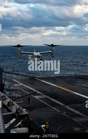 211124-N-BC658-1060 PHILLIPINE SEA (NOV 24, 2021) Ein CMV-22B Osprey, der den „Titanen“ der Fleet Logistics Multi-Mission Squadron (VRM) 30 zugewiesen wurde, landet auf dem Flugdeck des Nimitz-Klasse-Flugzeugträgers USS Carl Vinson (CVN 70), während er den Master Chief Petty Officer der Navy (MCPON) Russell Smith trägt. MCPON Smith besuchte mehrere Kommandos in ganz Japan, um mit Seglern über die Herausforderungen zu erfahren, denen sie beim Dienst im Verantwortungsbereich der Flotte von 7th gegenüberstehen. (USA Navy Foto von Mass Communication Specialist 2nd Class Russell Lindsey) Stockfoto