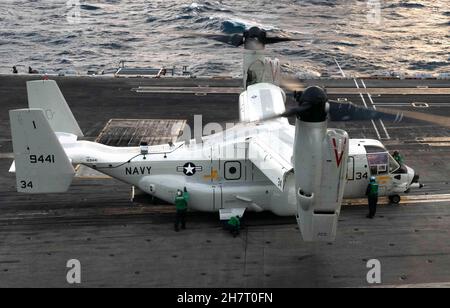 211124-N-BC658-1079 PHILLIPINE SEA (NOV 24, 2021) Ein CMV-22B Osprey, der den „Titanen“ der Fleet Logistics Multi-Mission Squadron (VRM) 30 Taxis auf dem Flugdeck des Nimitz-Klasse-Flugzeugträgers USS Carl Vinson (CVN 70) zugewiesen wurde, während er den Master Chief Petty Officer der Navy (MCPON) Russell Smith trug. MCPON Smith besuchte mehrere Kommandos in ganz Japan, um mit Seglern über die Herausforderungen zu erfahren, denen sie beim Dienst im Verantwortungsbereich der Flotte von 7th gegenüberstehen. (USA Navy Foto von Mass Communication Specialist 2nd Class Russell Lindsey) Stockfoto