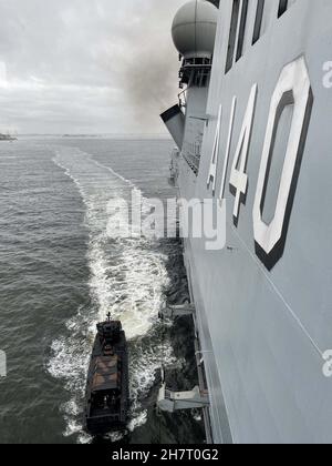 Brasilianische Matrosen führen Operationen in einem Schiff-an-Ufer-Anschluss zusammen mit dem brasilianischen Navio-Aeródromo Multipropósito (NAM) Atlântico zur Unterstützung der Brasilianischen Joint Exercise Dragão in Rio de Janeiro, Brasilien, vom 29. Oktober bis 5. November durch. Dragão ist eine zweijährliche gemeinsame brasilianische Übung, die sich auf die Sicherheit im Seeverkehr und die Kontrolle der Meere im Südatlantik konzentriert. (USA Marine Corps mit freundlicher Genehmigung von LT. Col. Michael Aubry) Stockfoto