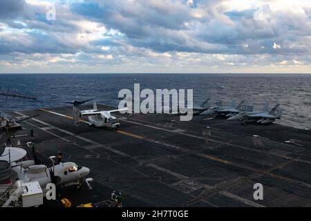 211124-N-BC658-1073 PHILLIPINE SEA (NOV 24, 2021) Ein CMV-22B Osprey, der den „Titanen“ der Fleet Logistics Multi-Mission Squadron (VRM) 30 zugewiesen wurde, Taxis auf dem Flugdeck des Nimitz-Klasse-Flugzeugträgers USS Carl Vinson (CVN 70), während er den Master Chief Petty Officer der Navy (MCPON) Russell Smith trug. MCPON Smith besuchte mehrere Kommandos in ganz Japan, um mit Seglern über die Herausforderungen zu erfahren, denen sie beim Dienst im Verantwortungsbereich der Flotte von 7th gegenüberstehen. (USA Navy Foto von Mass Communication Specialist 2nd Class Russell Lindsey) Stockfoto