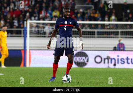 Finnland 0-2 Frankreich bei der Qatar World Cup European Qualifying Group D 2022 im Olympiastadion in Helsinki, Finnland, am 16. November 2021. Finnland – Frankreich. Dayot Upamecano - Frankreich Stockfoto