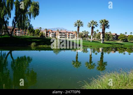 Teich und Ferienwohnungen neben einem Golfplatz Stockfoto