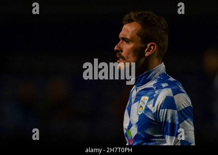 London, Großbritannien. 24th. November 2021. Harry Toffolo #3 von Huddersfield Town in London, Vereinigtes Königreich am 11/24/2021. (Foto von Richard Washbrooke/News Images/Sipa USA) Quelle: SIPA USA/Alamy Live News Stockfoto