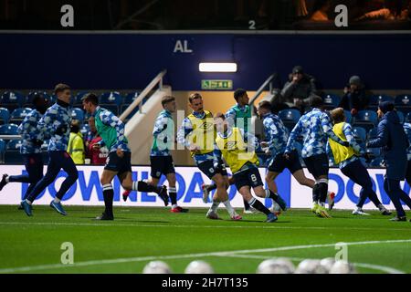 London, Großbritannien. 24th. November 2021. Huddersfield Team beim Aufwärmen in London, Großbritannien am 11/24/2021. (Foto von Richard Washbrooke/News Images/Sipa USA) Quelle: SIPA USA/Alamy Live News Stockfoto