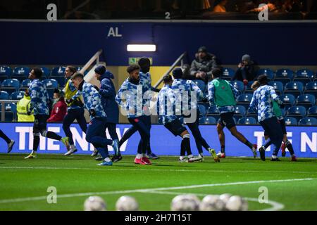 London, Großbritannien. 24th. November 2021. Huddersfield Town beim Aufwärmen in London, Großbritannien am 11/24/2021. (Foto von Richard Washbrooke/News Images/Sipa USA) Quelle: SIPA USA/Alamy Live News Stockfoto