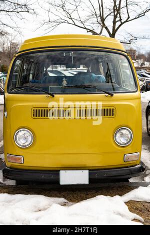 Klassischer Vintage-gelber Volkswagen Transporter Wohnmobil in Portsmouth NH geparkt Stockfoto