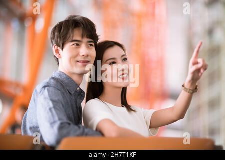 Junge Liebhaber in der Airport Lounge Stockfoto