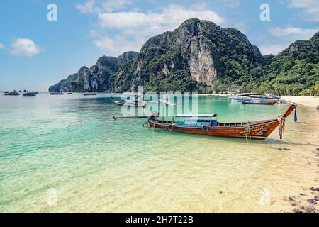 KRABI, THAILAND - 15. Apr 2020: Ein klarer Strand mit Booten auf dem Hintergrund der Klippen auf der Insel Phi Phi in Krabi, Thailand Stockfoto