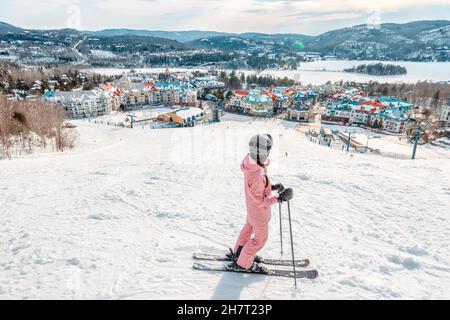 Skifahrerin. Alpine Ski - Skifahrer suchen Bergdorf Skigebiet Blick ab Skifahren auf schneebedeckten Skipiste Piste im Winter. Mont Stockfoto