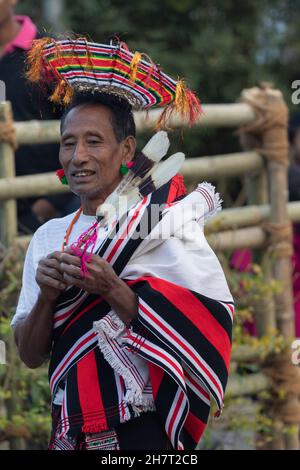 Standing Portrait eines Naga Tribesmans in traditioneller Kleidung am 4. Dezember 2016 in Kohima Nagaland Indien Stockfoto