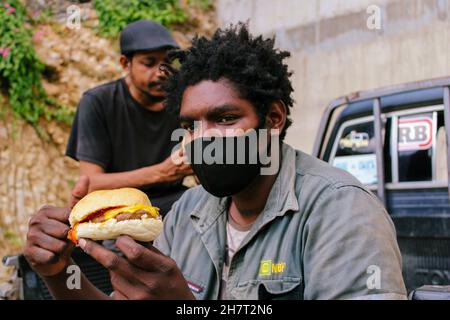 Ein Papua-Neuguinea-Feinschmecker wird im November 2021 in Port Moresby einen Burger essen Stockfoto