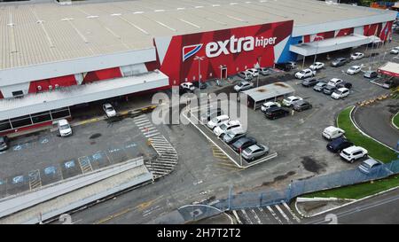 salvador, bahia, brasilien - 24. november 2021: Fassade eines Extra-Supermarktladens in der Stadt Salvador. Stockfoto